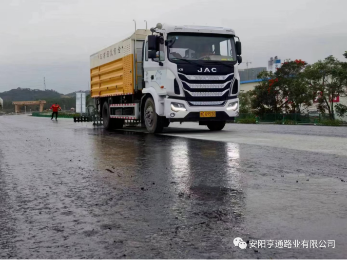 祝賀我司深汕西項(xiàng)目透層、封層試驗(yàn)段圓 滿成功
